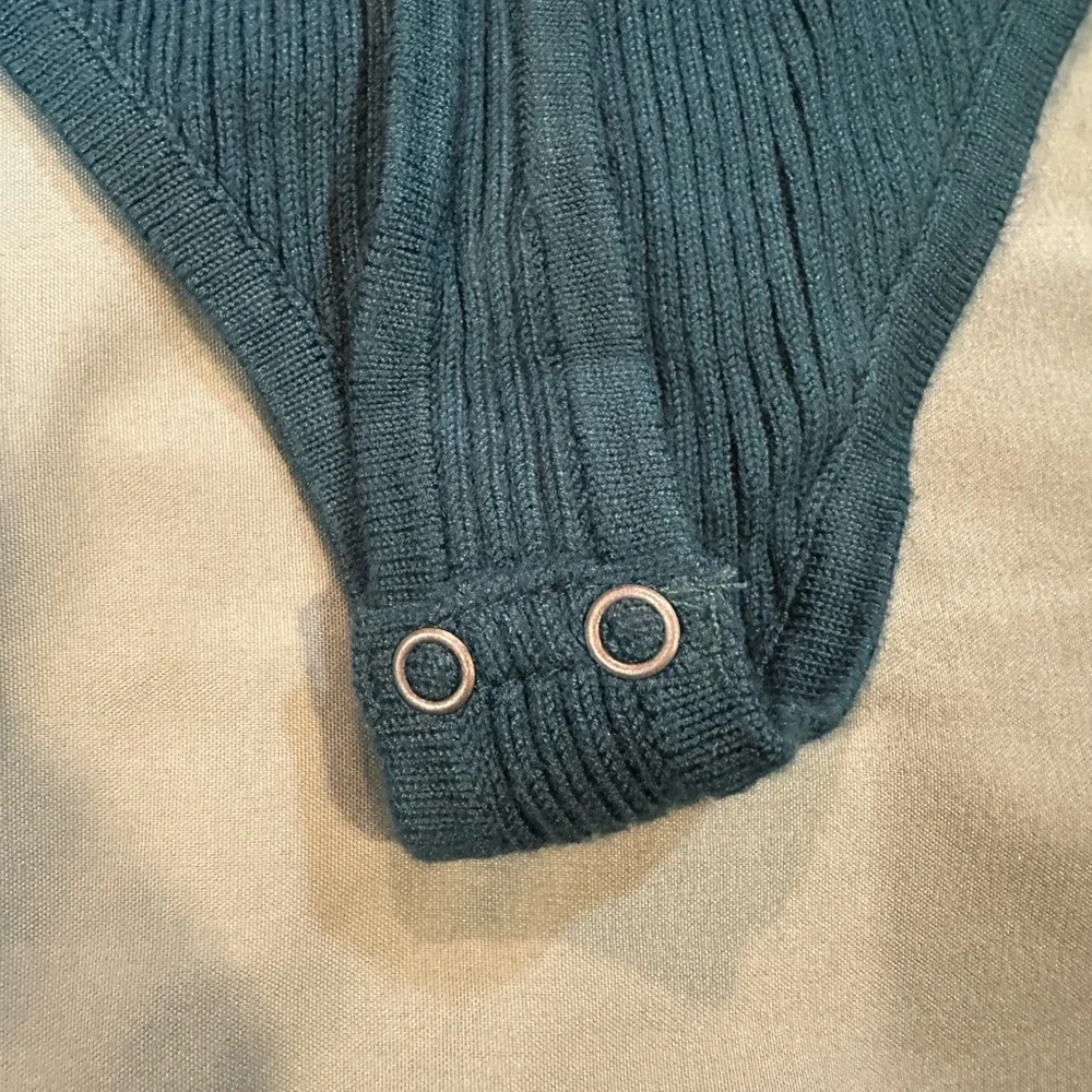 Ribbed A& F Long Sleeve Bodysuit - Picture 4 of 4
